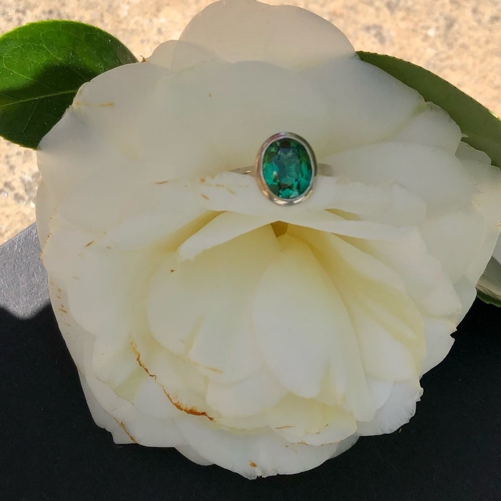THREE CARAT EMERALD BEZEL SET IN 925 STERLING SILVER SIZE 7 SEE ALL PICTURES💍